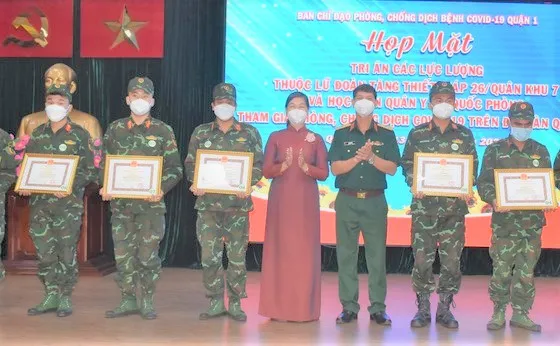 Không thể nào quên hình ảnh cán bộ, chiến sĩ giúp TPHCM chống dịch Covid-19 ảnh 3