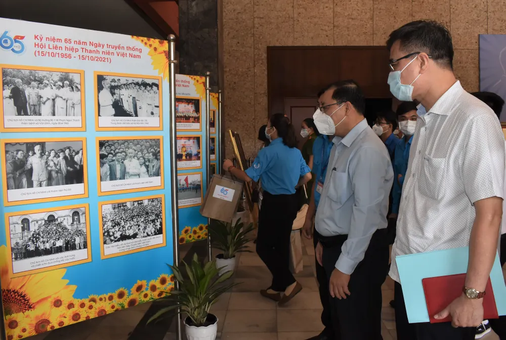 Các đại biểu tham quan triển lãm ảnh chuyên đề Bác Hồ với thanh niên. Ảnh: ĐÌNH LÝ