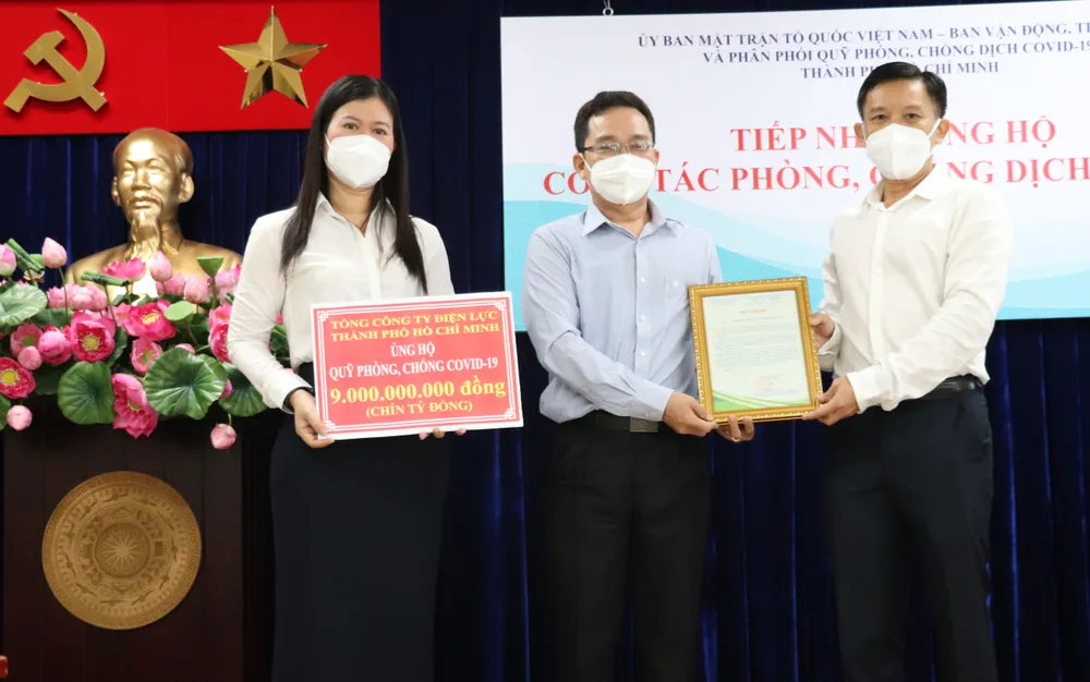 TPHCM tiếp nhận gần 27 tỷ đồng và 400 tấn gạo phòng chống dịch Covid-19 ảnh 1