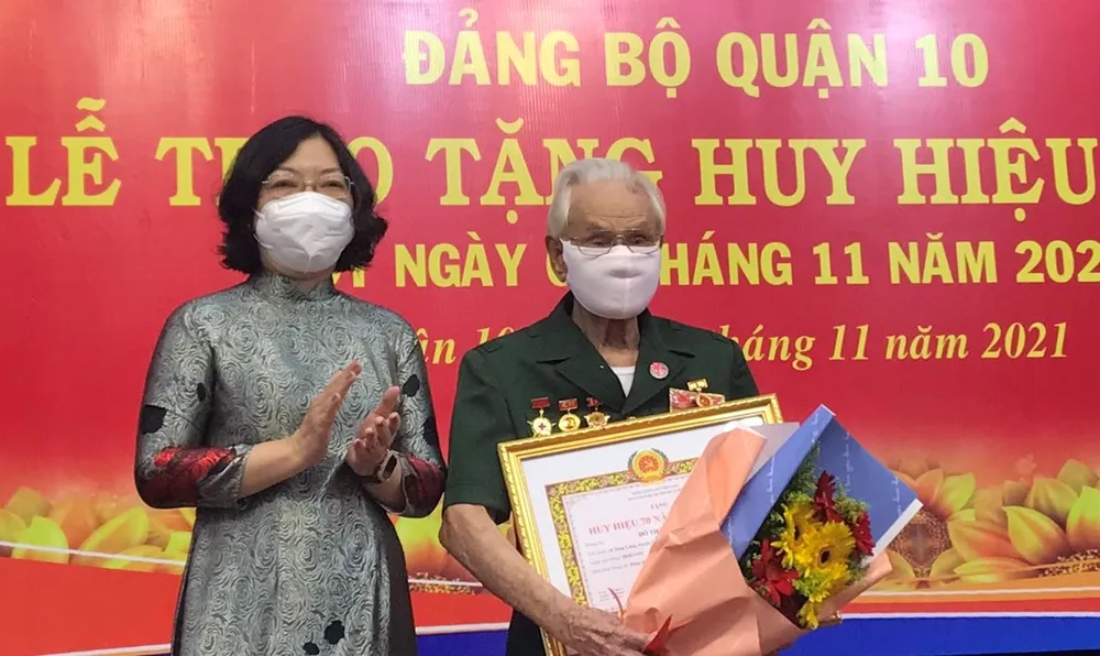 Trao Huy hiệu Đảng cho đảng viên cao tuổi  ảnh 4