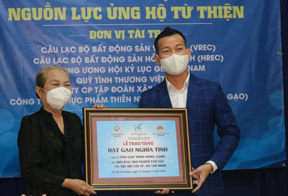 Trao 10 tấn gạo và 100 triệu đồng hỗ trợ trẻ mồ côi ảnh 1
