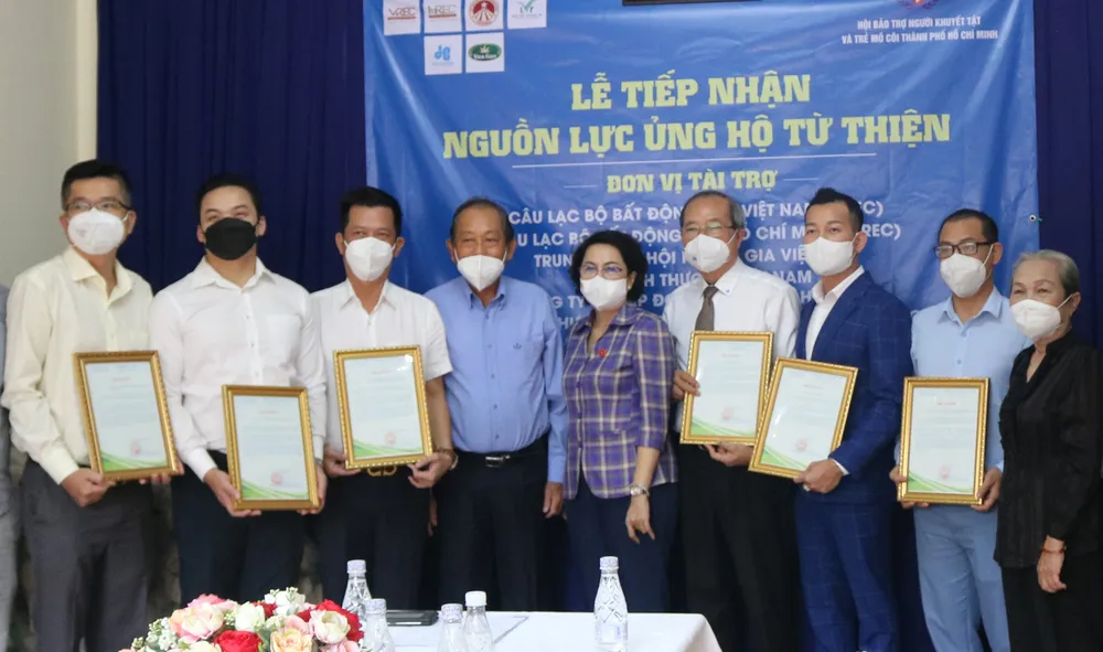 Nguyên Phó Thủ tướng Chính phủ Trương Hòa Bình và các đại biểu chụp hình lưu niệm tại lễ trao tặng