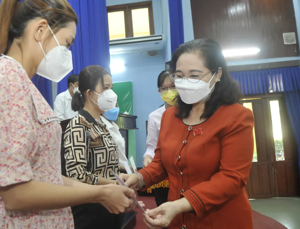 Đại biểu HĐND TPHCM thăm, tặng quà lực lượng y tế lưu động huyện Củ Chi ảnh 2