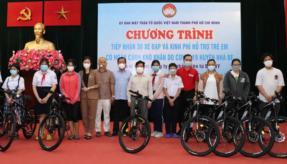 Trao tặng xe đạp cho các em có hoàn cảnh khó khăn