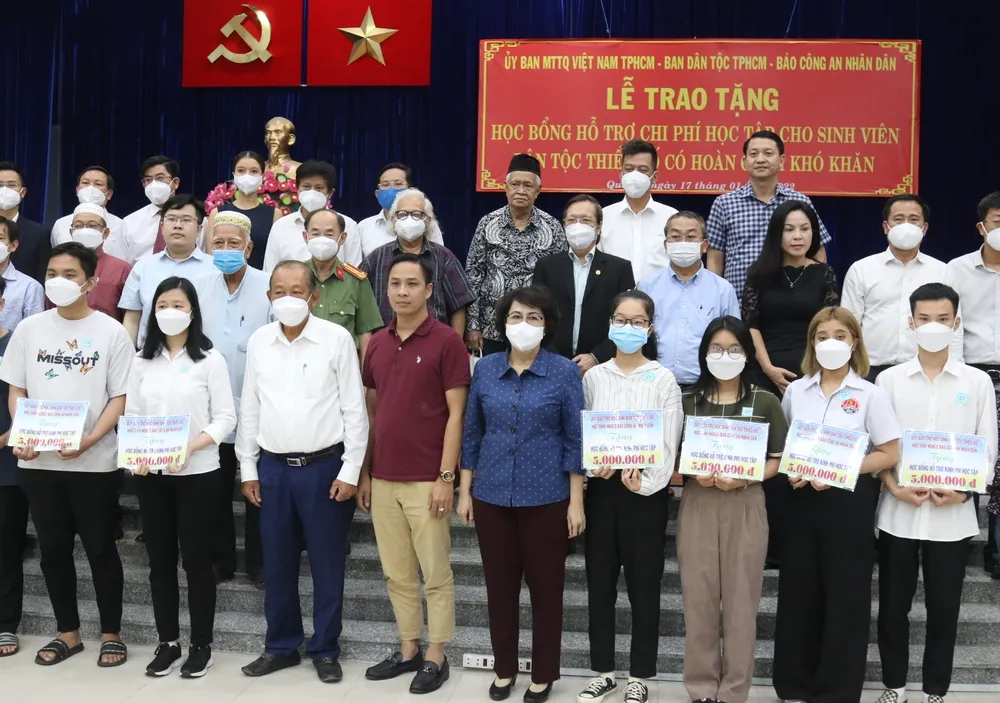 Trao học bổng cho sinh viên dân tộc thiểu số có hoàn cảnh khó khăn ảnh 1