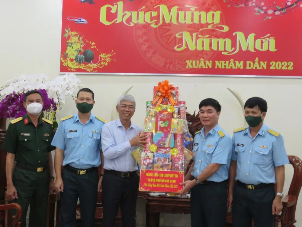 Lãnh đạo TPHCM chúc tết các đơn vị quân đội, bệnh viện ảnh 1