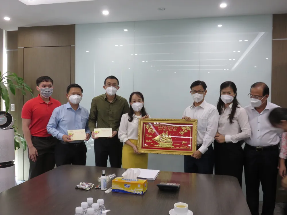 HĐND TPHCM thăm, chúc Tết các hộ nghèo và doanh nghiệp ảnh 2