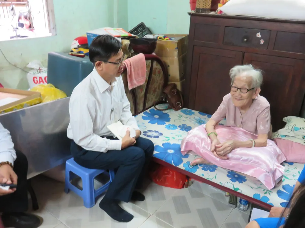 HĐND TPHCM thăm, chúc Tết các hộ nghèo và doanh nghiệp ảnh 1