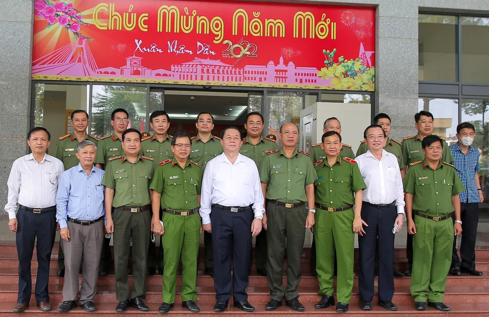 Trưởng Ban Tuyên giáo Trung ương thăm, chúc Tết và tặng quà một số đơn vị, cá nhân tại TPHCM ảnh 1