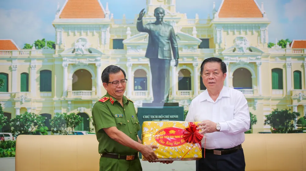 Trưởng Ban Tuyên giáo Trung ương thăm, chúc Tết và tặng quà một số đơn vị, cá nhân tại TPHCM ảnh 2