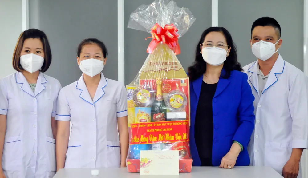 Chủ tịch HĐND TPHCM Nguyễn Thị Lệ thăm, chúc tết một số đơn vị, cá nhân ảnh 4