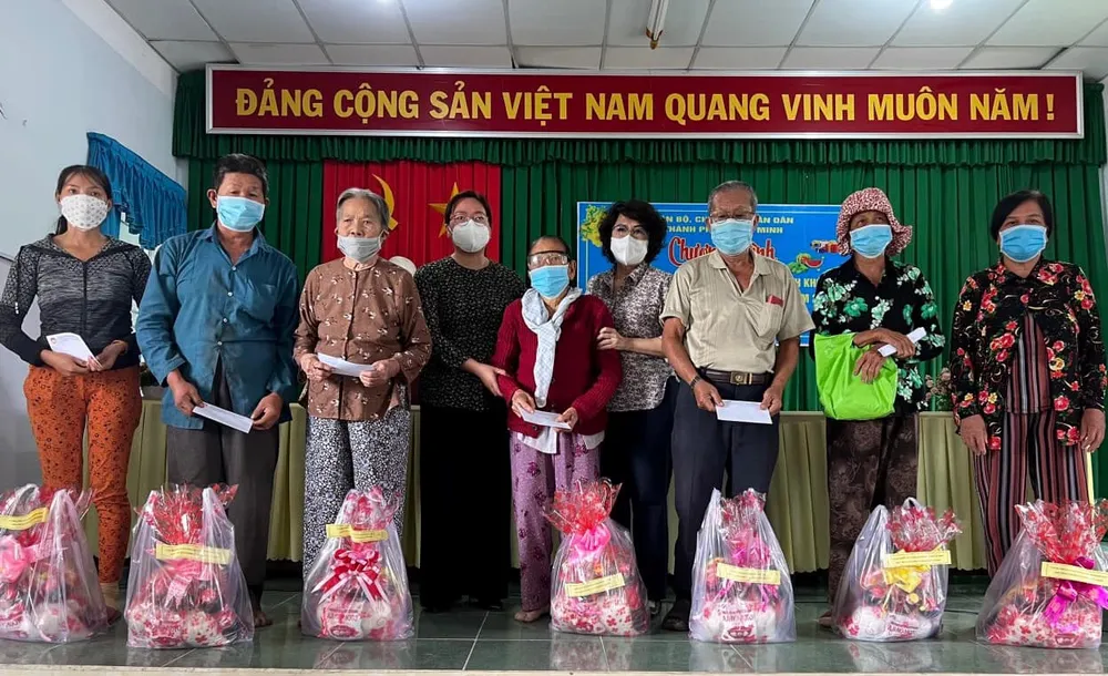 Lãnh đạo TPHCM thăm, chúc tết các đơn vị, cá nhân ảnh 1