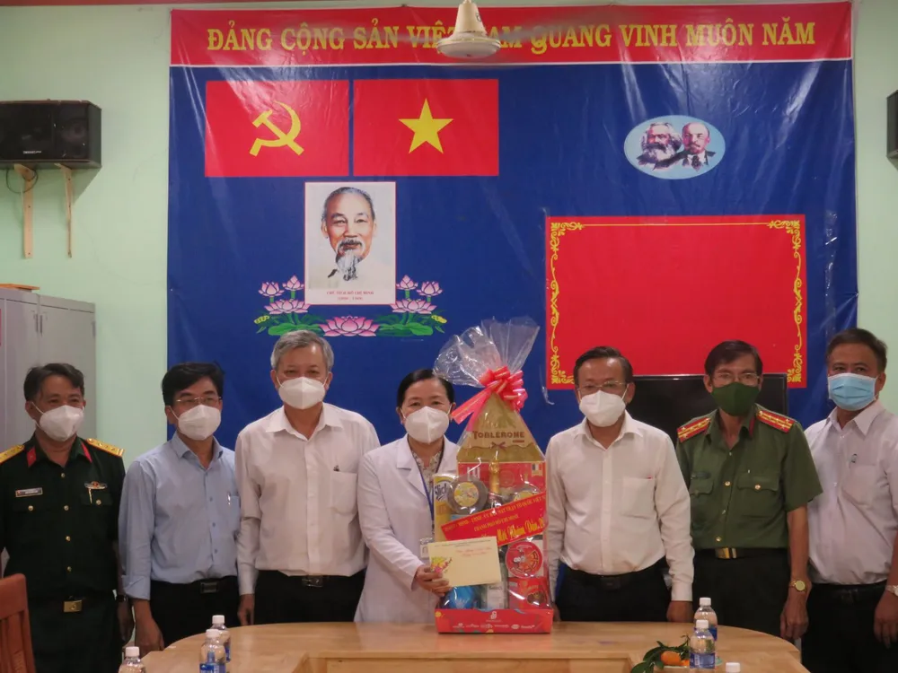 Lãnh đạo TPHCM thăm, chúc tết các đơn vị, cá nhân ảnh 4