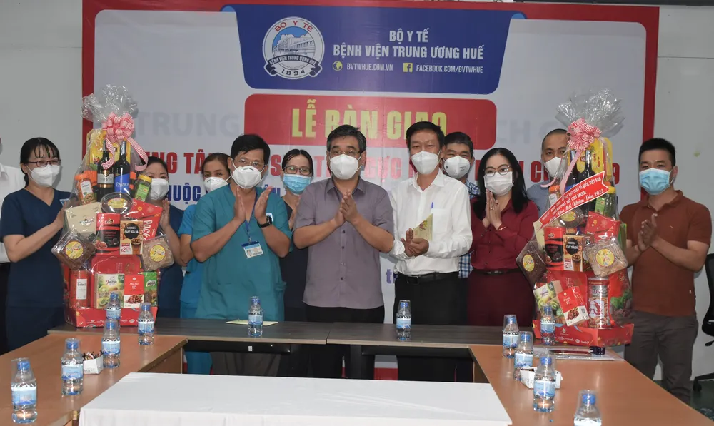 Trưởng Ban Tổ chức Thành ủy TPHCM thăm, chúc tết một số đơn vị, cá nhân ảnh 1