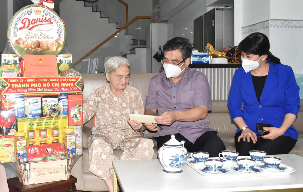 Trưởng Ban Tổ chức Thành ủy TPHCM thăm, chúc tết một số đơn vị, cá nhân ảnh 3