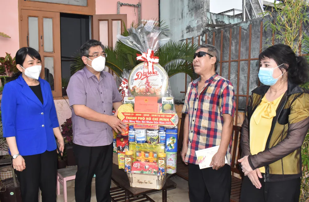 Trưởng Ban Tổ chức Thành ủy TPHCM thăm, chúc tết một số đơn vị, cá nhân ảnh 4