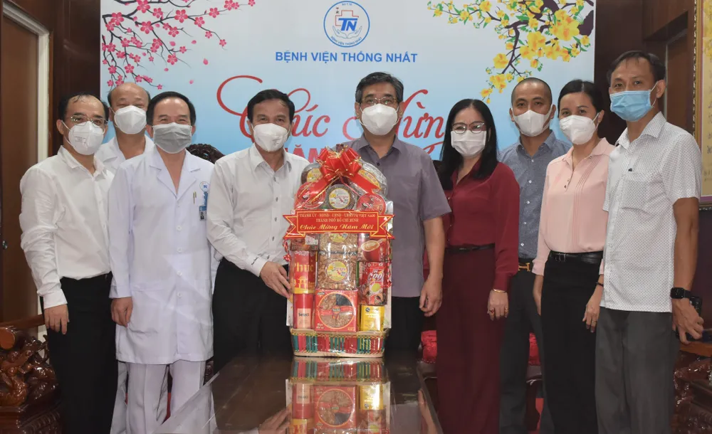 Trưởng Ban Tổ chức Thành ủy TPHCM thăm, chúc tết một số đơn vị, cá nhân ảnh 2