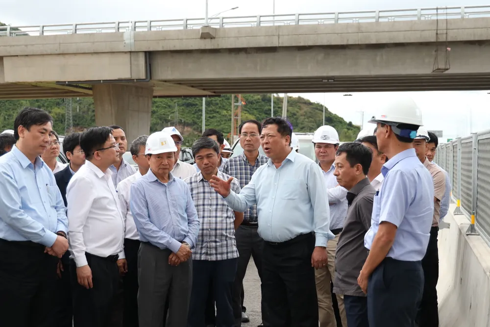 Bộ trưởng Trần Hồng Minh và Đoàn công tác Bộ Xây dựng kiểm tra thực tế dự án đường bộ cao tốc Vân Phong - Nha Trang. Ảnh: HIẾU GIANG