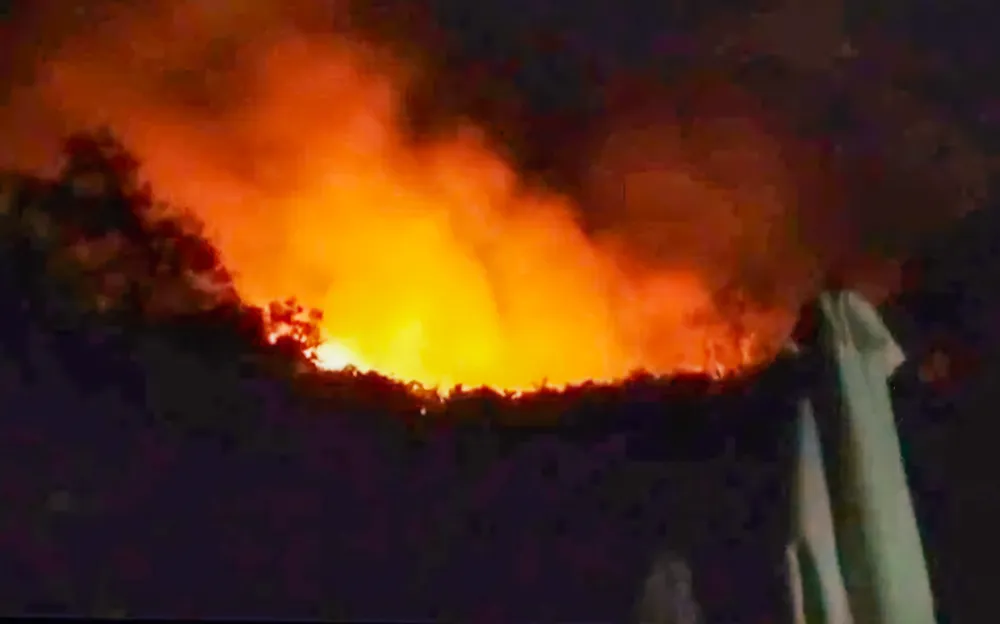 Đám cháy rừng lớn ở sườn núi Bãi Củi, đảo Hòn Tre. Ảnh: Đồn Biên phòng Bích Đầm