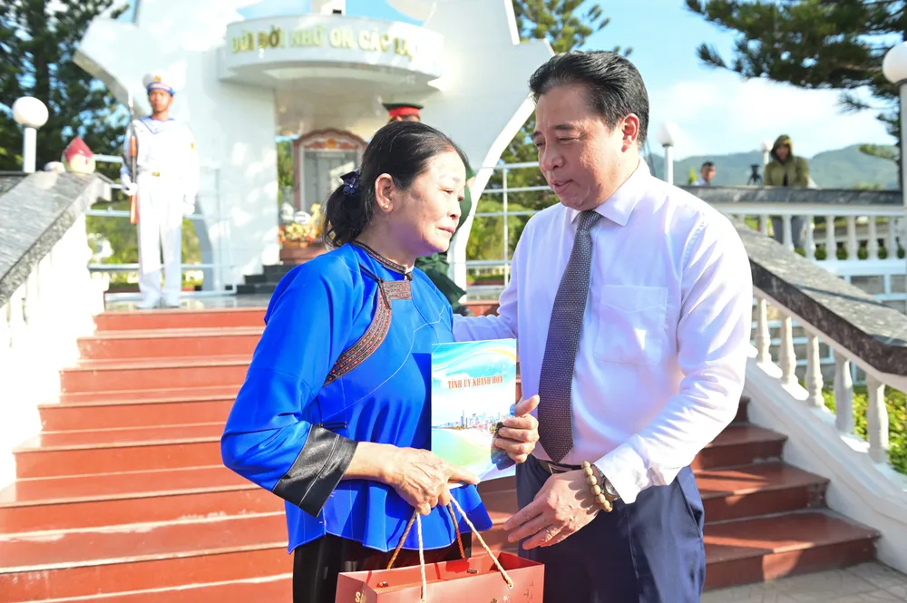 Đồng chí Nguyễn Khắc Toàn, Phó Bí thư Thường trực Tỉnh ủy Khánh Hòa tặng quà tri ân, động viên bà Tống Thị Bé, em gái ruột của liệt sĩ Tống Văn Quang. Ảnh: VĨNH THÀNH