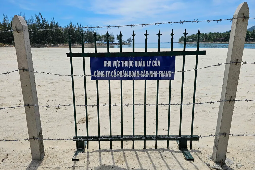 Hàng rào thép gai có bảng ghi "khu vực thuộc quản lý của Công ty CP Hoàn Cầu Nha Trang". Ảnh: LÊ XUÂN
