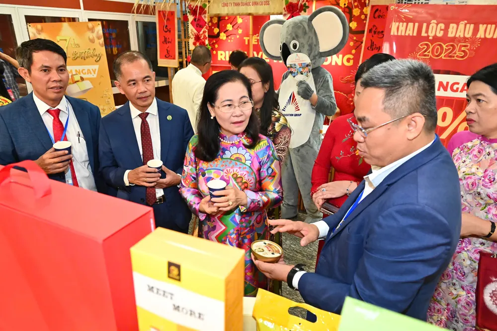 Chủ tịch HĐND TPHCM Nguyễn Thị Lệ tham quan gian hàng của doanh nhân người Việt Nam ở nước ngoài, tại buổi họp mặt người Việt Nam ở nước ngoài mừng Xuân Ất Tỵ 2025, chiều 18-1.