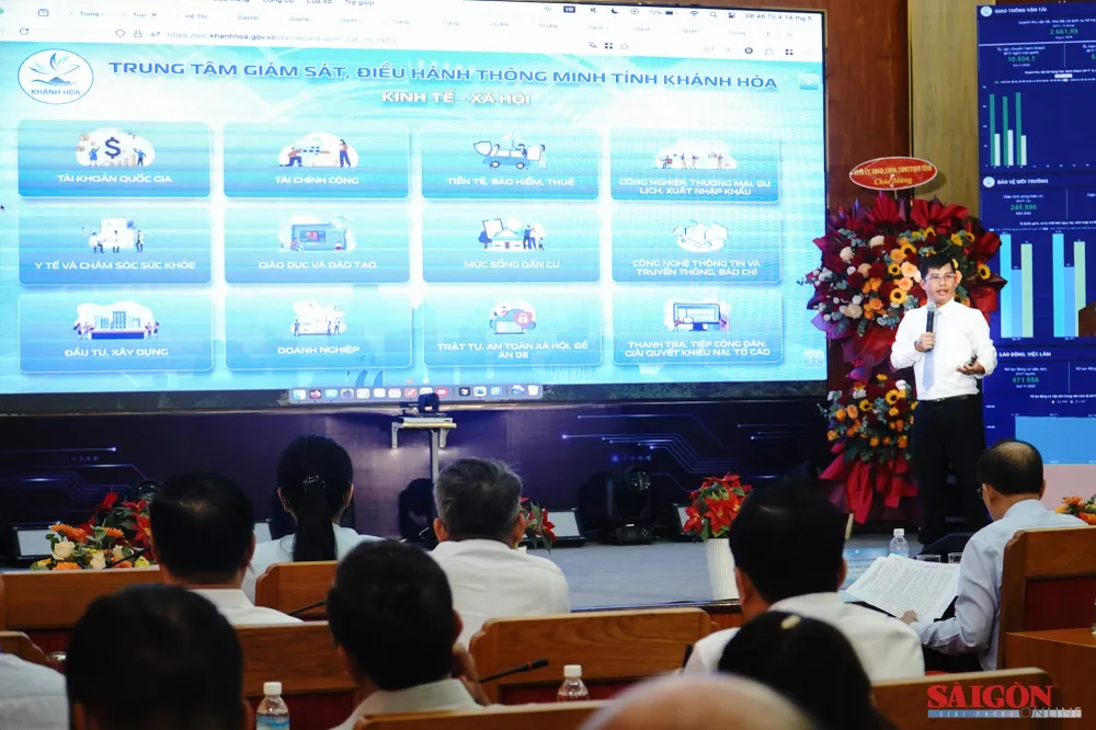 Màn hình ứng dụng IOC Khánh Hòa được giới thiệu tại lễ ra mắt. Ảnh: HIẾU GIANG