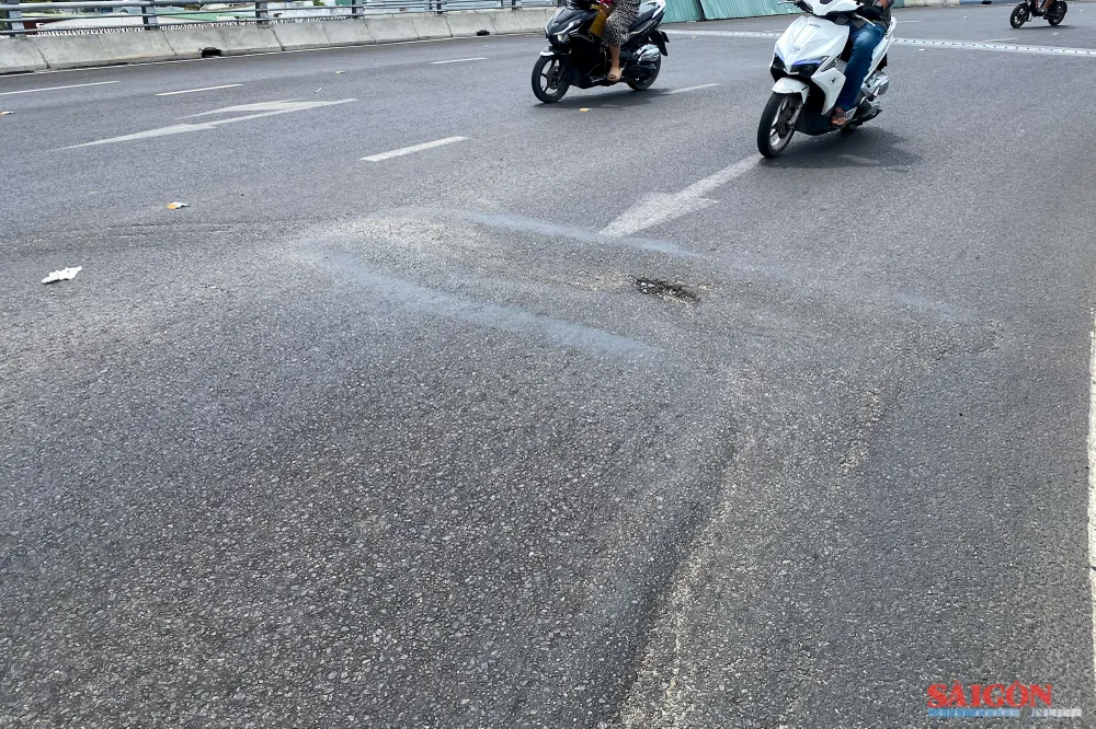 Vệt sụt lún lớn trên mặt cầu vượt tại nút giao Ngọc Hội. Ảnh: HIẾU GIANG