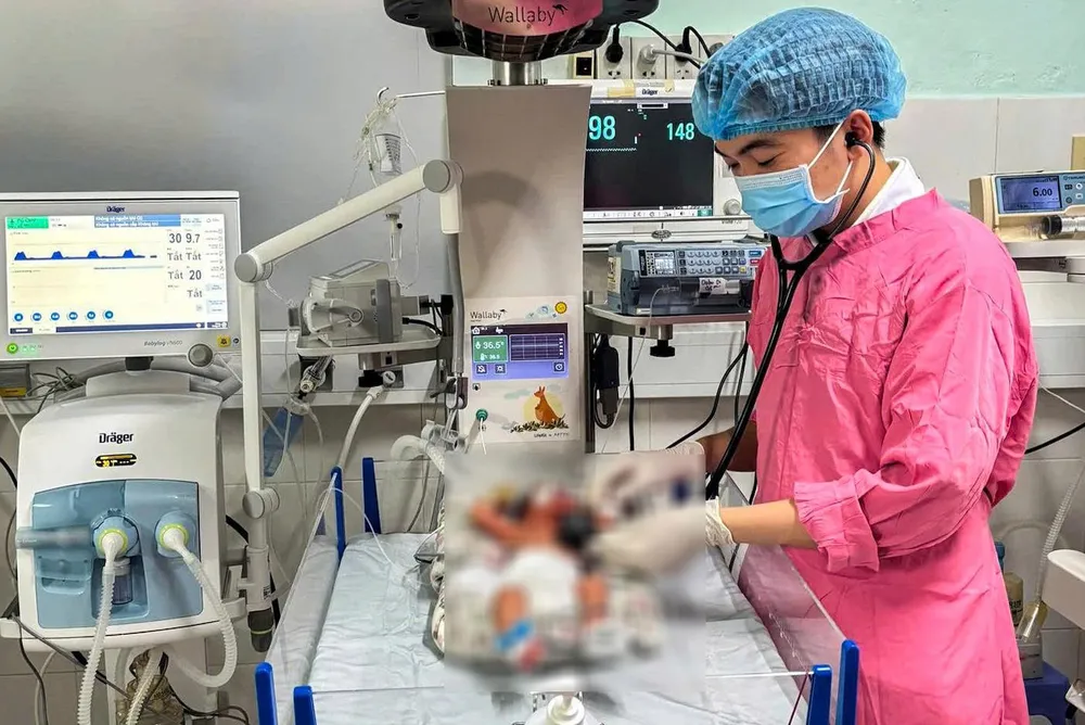 Bé điều trị tại khoa Nhi, Bệnh viện Đa khoa tỉnh Khánh Hòa. Ảnh: BỆNH VIỆN CUNG CẤP