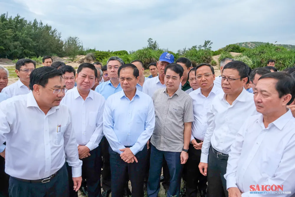 Phó Thủ tướng Bùi Thanh Sơn và đoàn công tác Trung ương nghe báo cáo về thông tin dự án. Ảnh: HIẾU GIANG