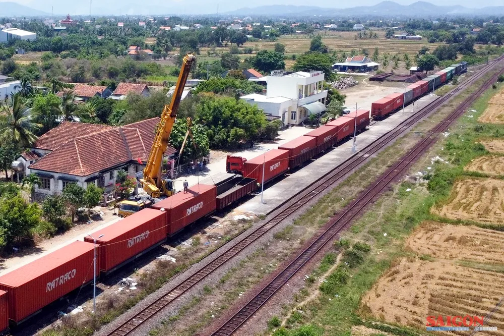 Bốc dỡ hàng hóa tại ga Hòa Huỳnh, xã Bắc Ninh Hòa, tỉnh Khánh Hòa. Ảnh: HIẾU GIANG