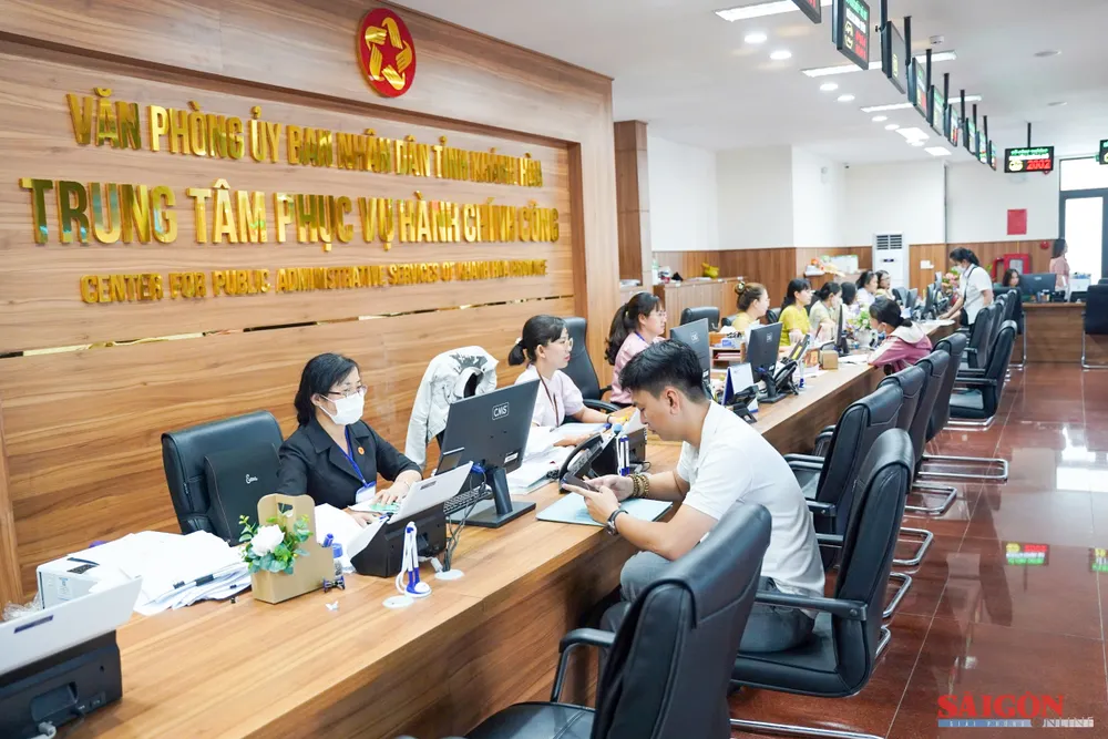 Bên trong Trung tâm phục vụ hành chính công tỉnh Khánh Hòa (Ảnh minh họa: HIẾU GIANG)