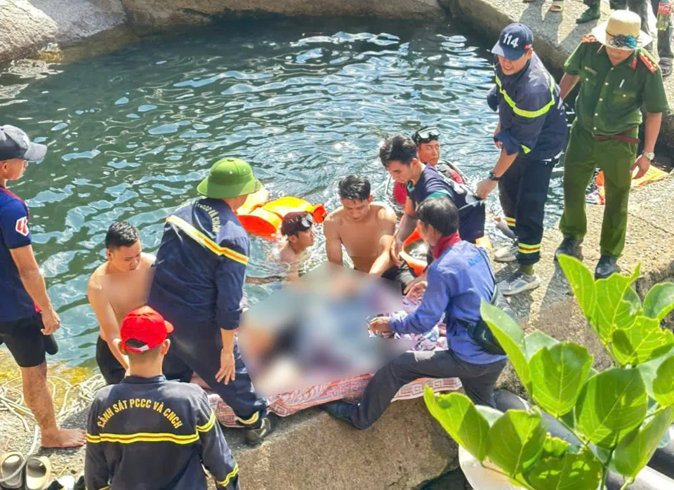 Lực lượng chức năng tìm thấy thi thể em K. Ảnh: CACC