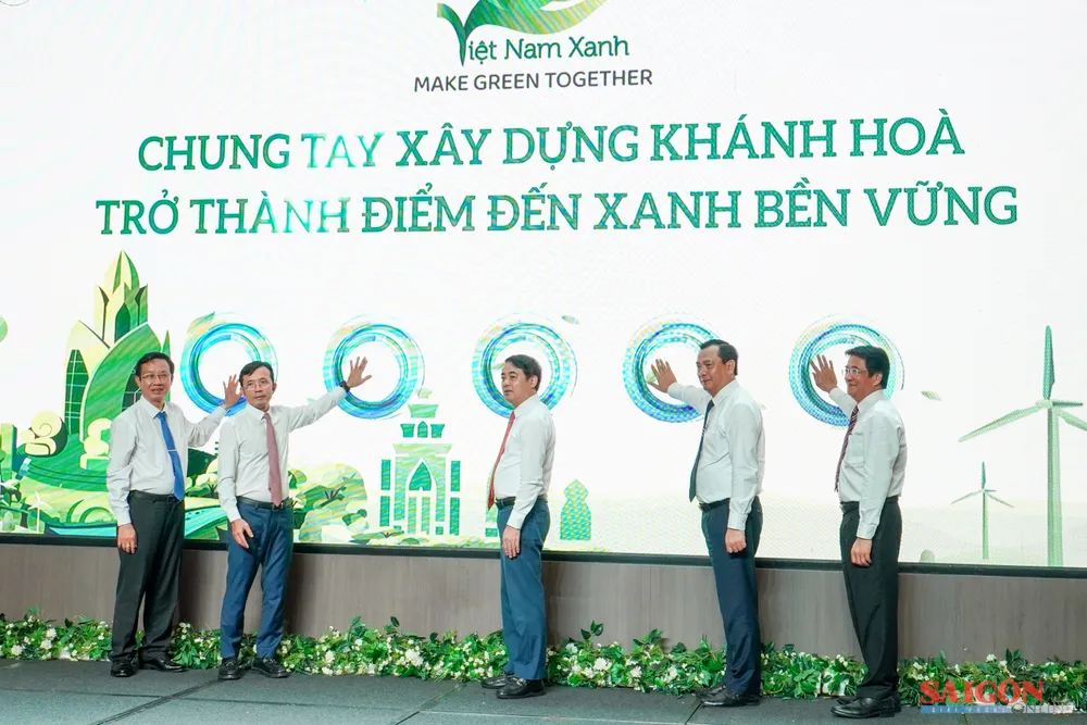 Các đại biểu thực hiện nghi thức cam kết chung tay xây dựng Khánh Hòa trở thành điểm đến xanh toàn diện. Ảnh: HIẾU GIANG