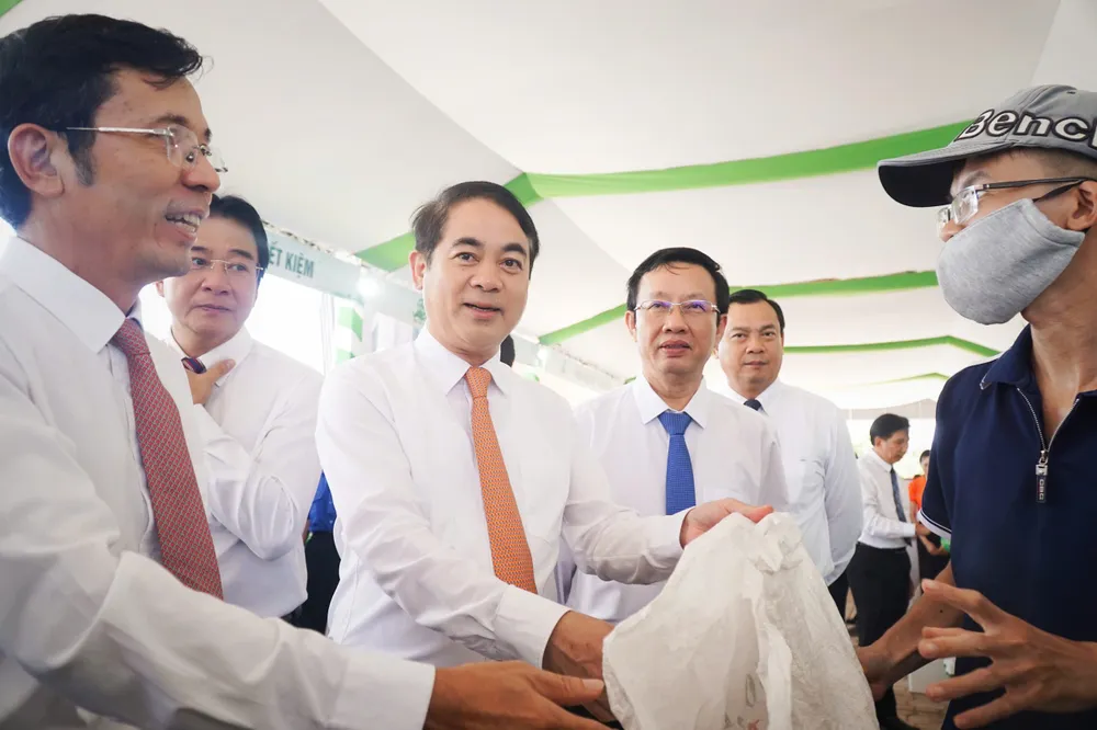 Bí thư Tỉnh ủy Khánh Hòa Nghiêm Xuân Thành (ở giữa). Ảnh: HOÀI BÃO