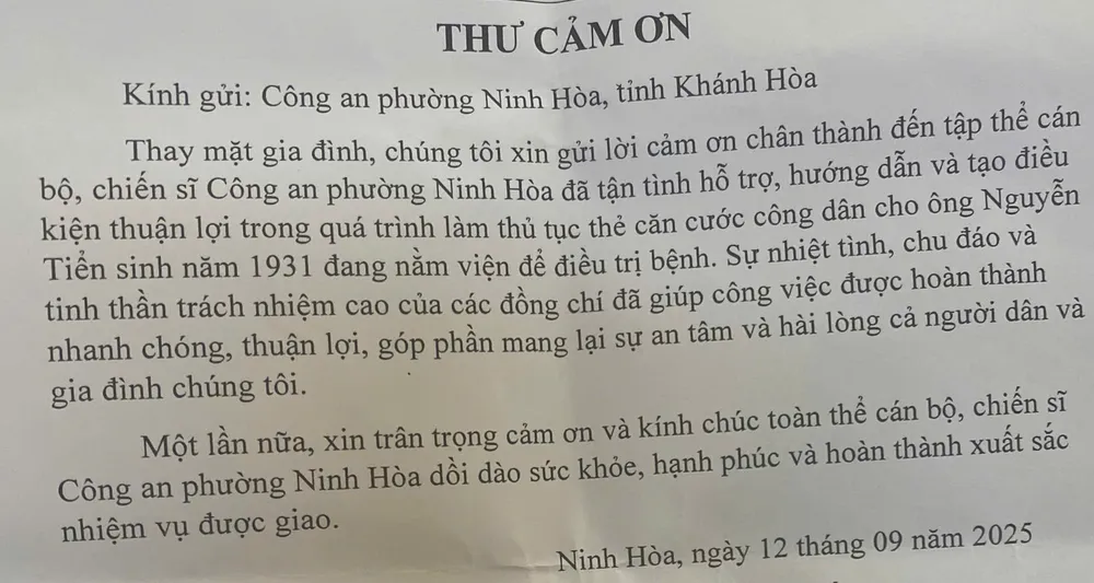 Người dân gửi thư cảm ơn Công an phường Ninh Hòa. Ảnh: CACC