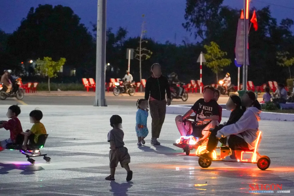 Điều khiển xe điện tại khu vực Quảng trường 2-4 phường Ninh Hòa tiềm ẩn nguy cơ gây tai nạn cho người khác. Ảnh: HIẾU GIANG