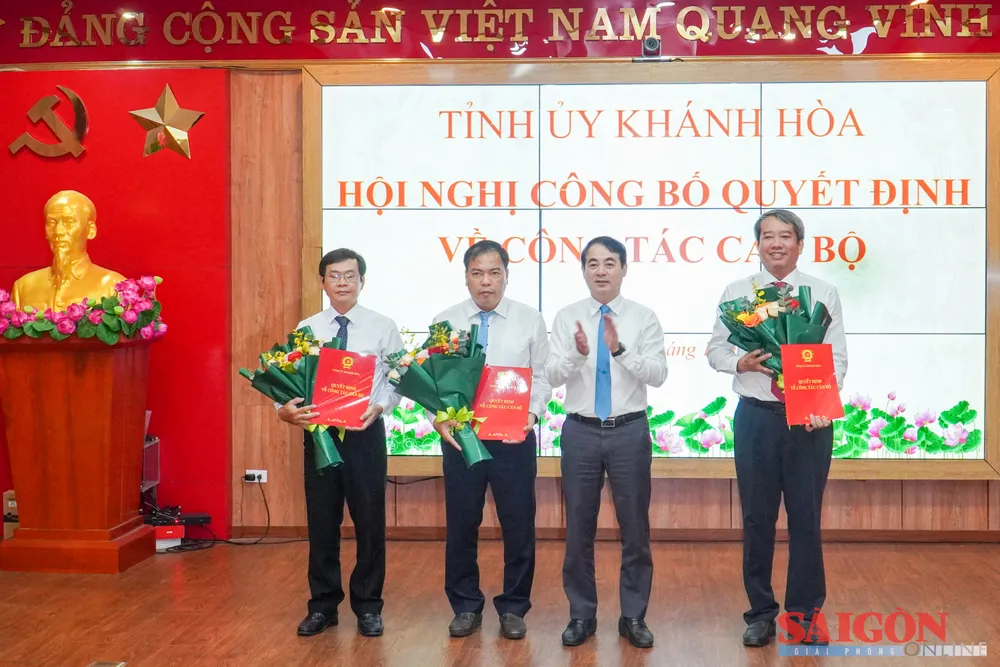 Bí thư Tỉnh ủy Khánh Hòa Nghiêm Xuân Thành (thứ hai từ phải qua) trao quyết định công tác cán bộ. Ảnh: HIẾU GIANG