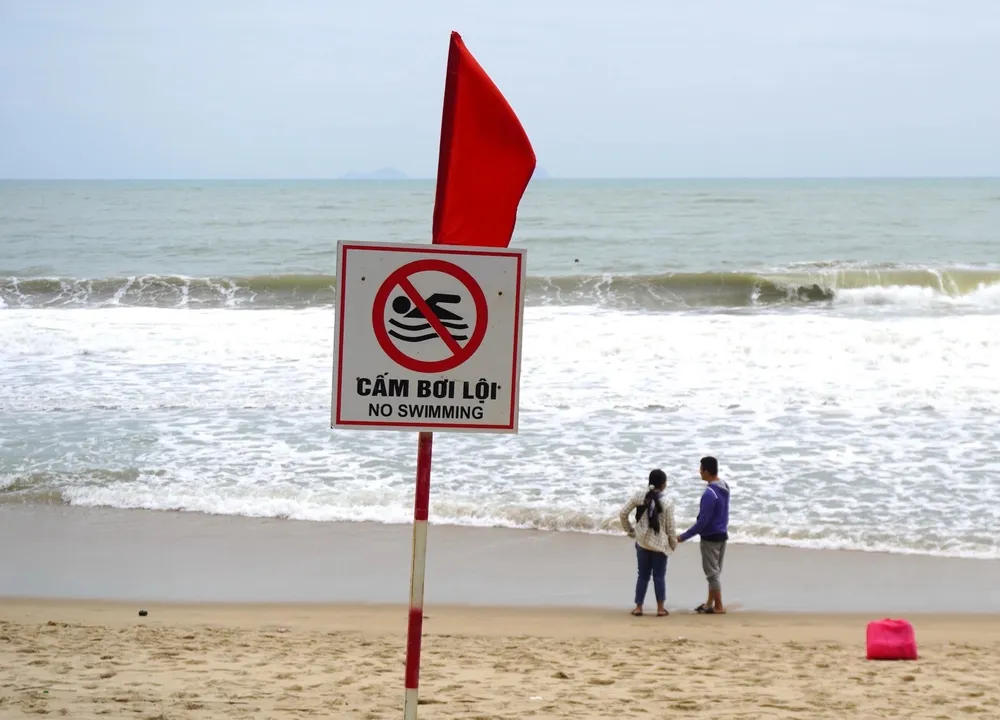 Cảnh báo du khách không tắm biển Nha Trang trong thời tiết nguy hiểm. Ảnh: ĐỨC THẢO