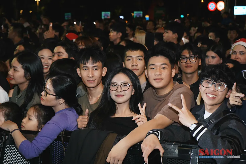 Nhiều bạn trẻ hào hứng tham gia chương trình đếm ngược tại Khánh Hòa. Ảnh: HIẾU GIANG