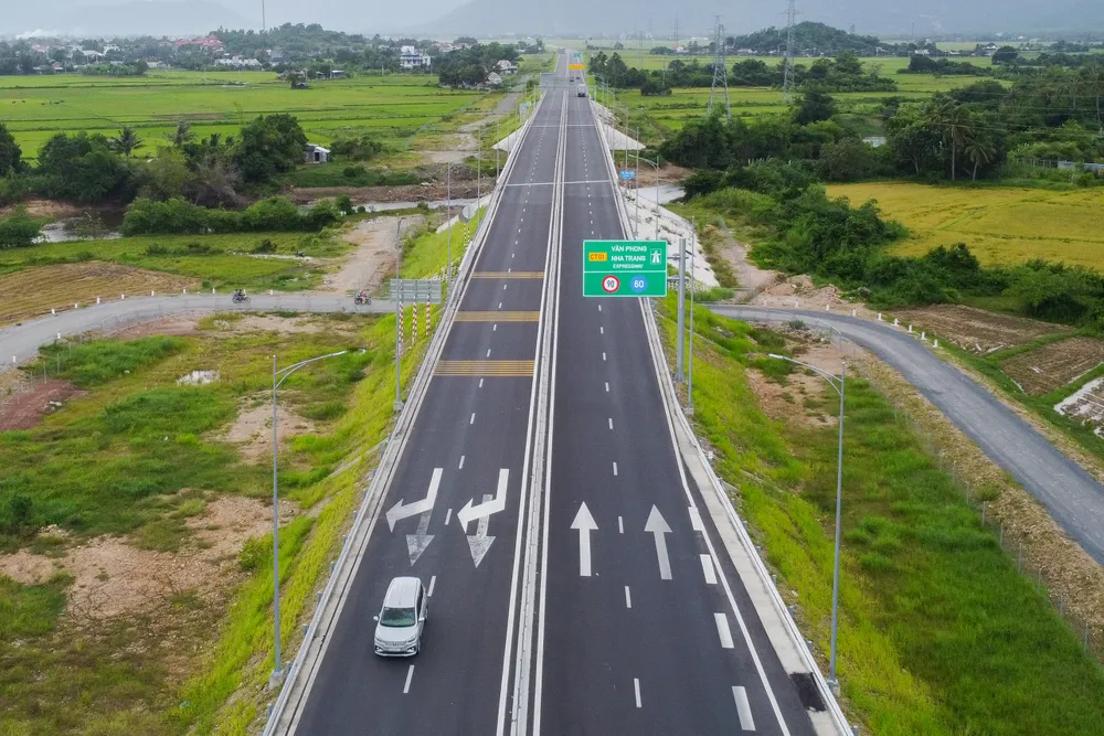 Tuyến cao tốc Vân Phong – Nha Trang, nằm trên địa bàn tỉnh Khánh Hòa, có 4 làn xe, tốc độ tối đa 90 km/giờ, tối thiểu 60 km/giờ