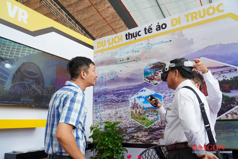 Người dân trải nghiệm công nghệ thực tế ảo tại Ngày hội Công nghệ số Khánh Hòa. Ảnh: HIẾU GIANG