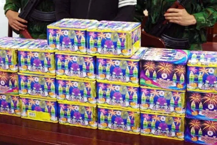 Lực lượng chức năng thu giữ số lượng lớn pháo hoa nổ trái phép. Ảnh: BIÊN PHÒNG KHÁNH HÒA