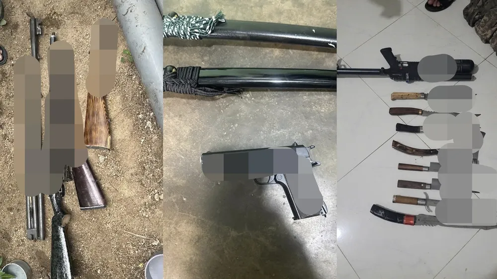 Một số khẩu súng và hung khí thu được tại nơi ở của Lê Trung Huy. Ảnh: CÔNG AN KHÁNH HÒA