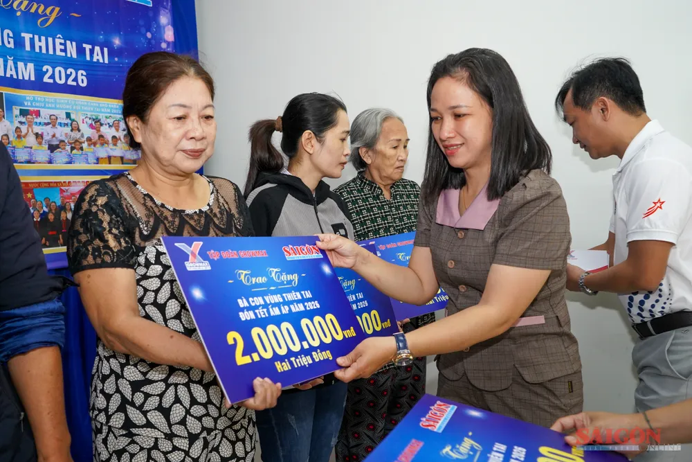 Bà Chế Minh Thùy, Phó Chủ tịch Ủy ban MTTQ Việt Nam phường Bắc Nha Trang trao quà tết đến người dân