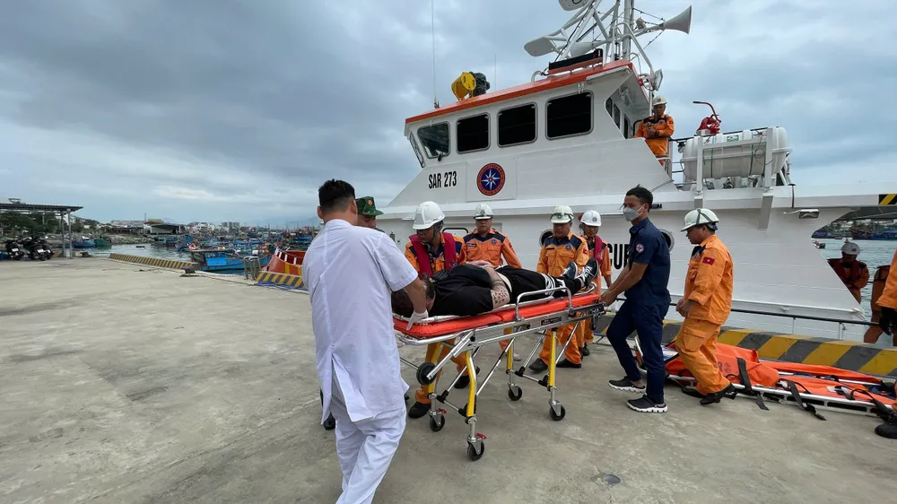 Lực lượng cứu nạn hàng hải bàn giao thuyền viên bị nạn cho các cơ quan chức năng (2).jpg