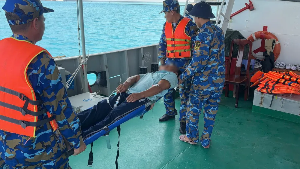 blurred-Đưa ngư dân bị nạn lên tàu.jpg.png