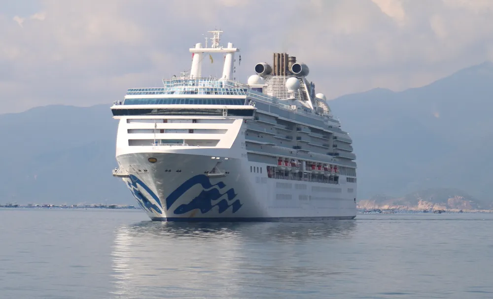 Tàu biển Coral Princess vào vịnh Cam Ranh, sáng 30-3