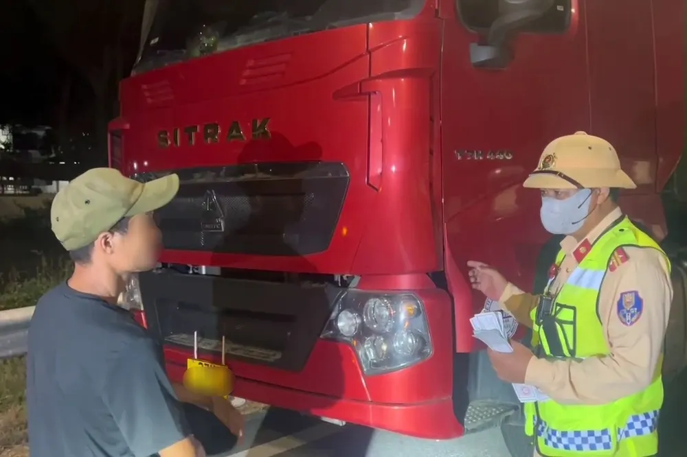 Tài xế không có bằng lái vẫn điều khiển xe đầu kéo trên cao tốc