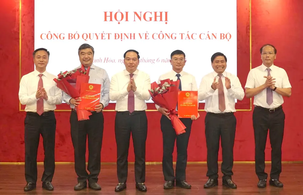 Lãnh đạo tỉnh Khánh Hòa trao quyết định cho ông Tạ Hồng Quang (thứ hai từ trái qua) và ông Lê Hoàng Triều (thứ 4 từ trái qua).